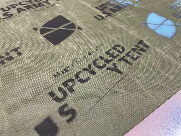 원단에 UPCYCLED U.S ARMY TENT 스텐실 인쇄
